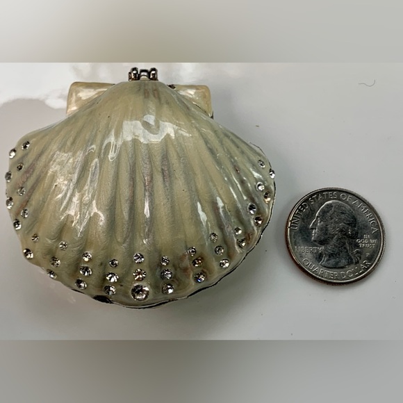 Vintage Footed Pearl Enameled Metal Magnetic Clasp Clamshell Ring Coin Box - Picture 13 of 16